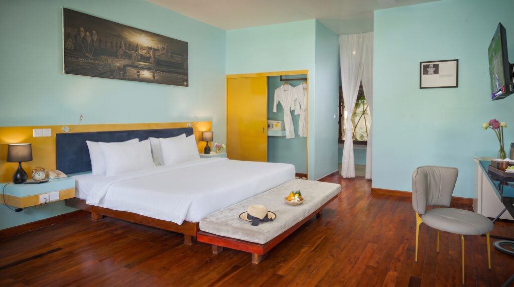 Suite with Pool View - Free Shuttle To Town — photo 1